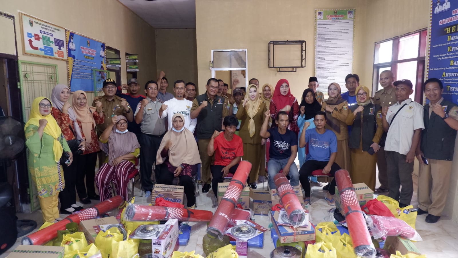 Pemerintah Provinsi Lampung melalui Dinas Sosial menyerahkan bantuan untuk korban bencana banjir bandang di Kabupaten Tanggamus, Selasa (4/7/2023).